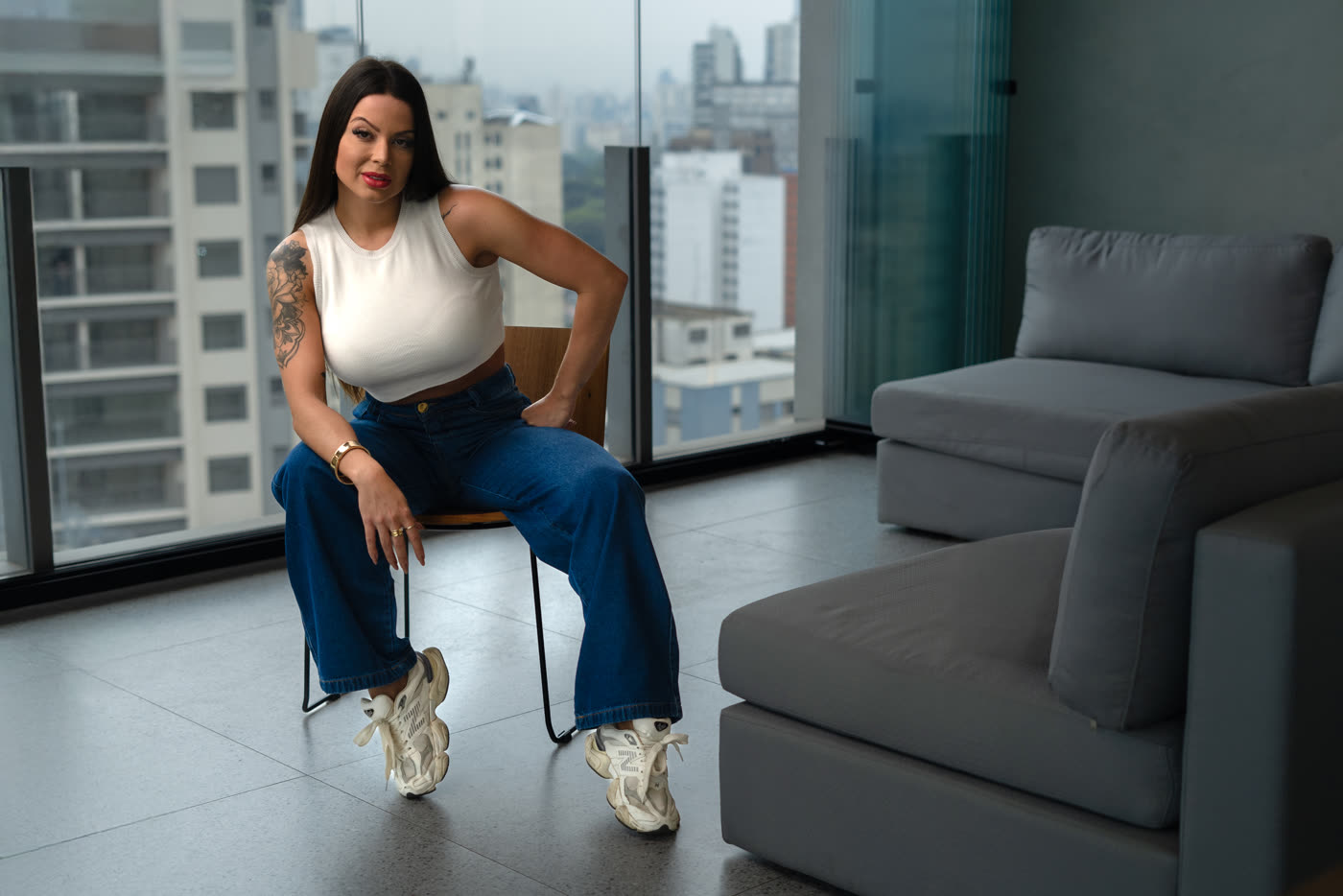 Modelo com calça wide leg da Gaven Jeans