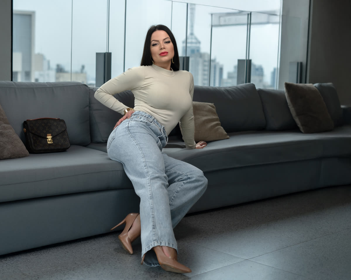 Modelo com calça reta lavagem clara da Gaven Jeans
